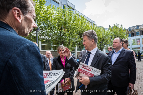Karel Beckman biedt De Andere Krant aan de Eerste Kamer